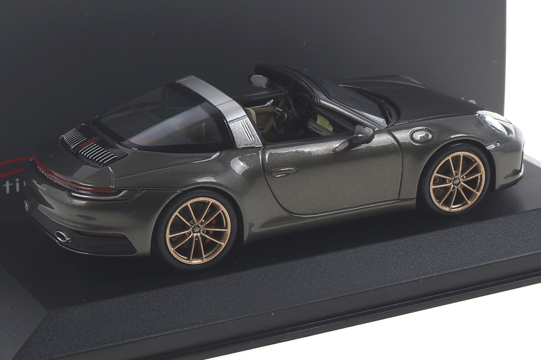 Porsche 911 (992) Targa 4S Aventuringrünmet./Rad aurum Minichamps car.tima CUSTOMIZED