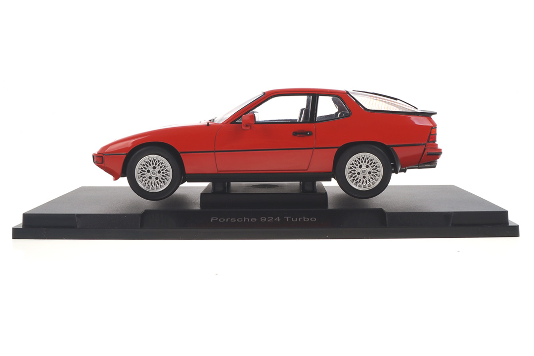 Porsche 924 Turbo Indischrot MCG 1:18 MCG18195 Porsche 924 Turbo Indischrot MCG 1:18 MCG18195