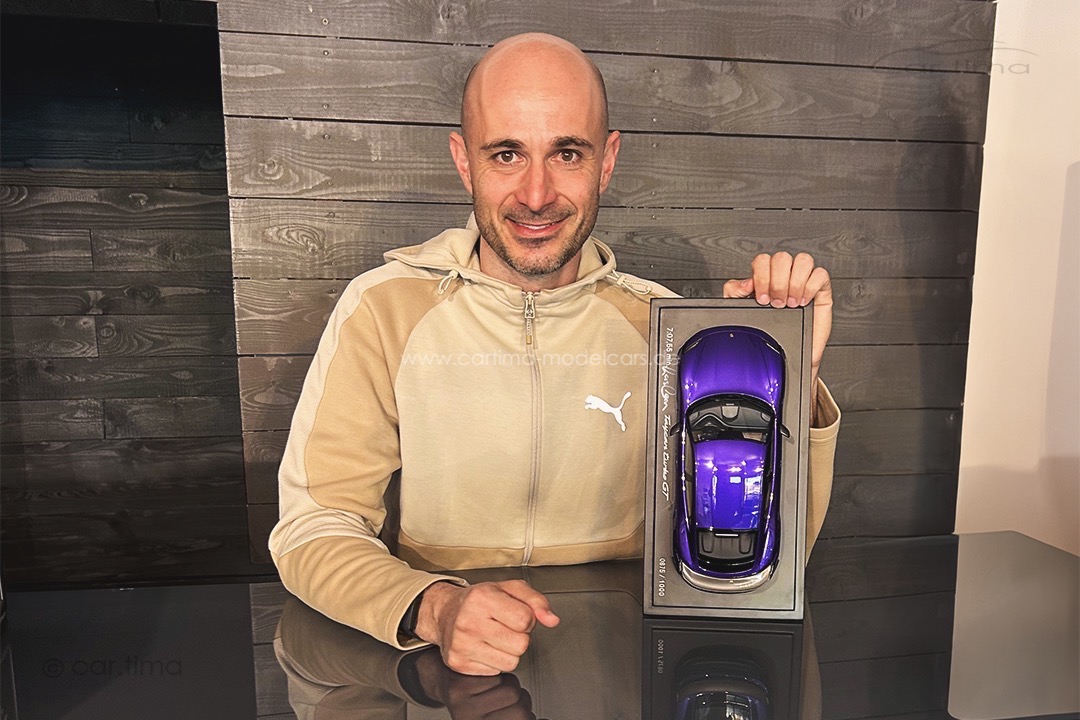 Porsche Taycan Turbo GT Rundenrekord Nordschleife Originalsignatur Lars Kern Minichamps 1:18 Porsche Taycan Turbo GT Rundenrekord Nordschleife Originalsignatur Lars Kern Minichamps 1:18