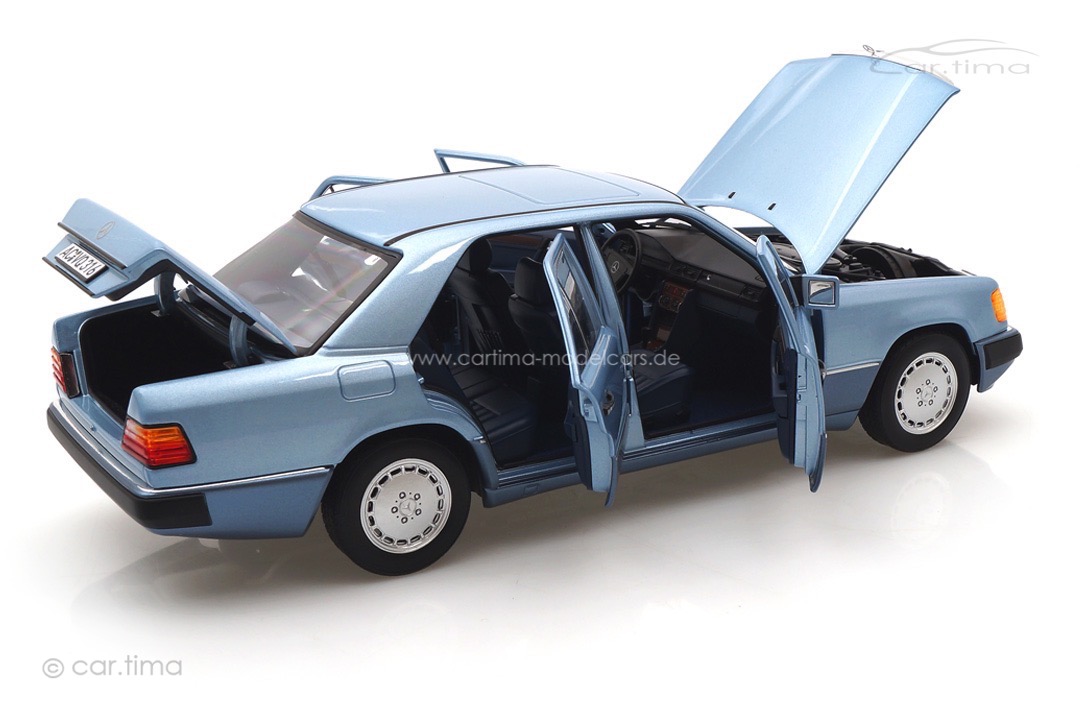 Mercedes-Benz 230 E 1990 hellblau met. Norev 1:18 183945 Mercedes-Benz 230 E 1990 hellblau met. Norev 1:18 183945