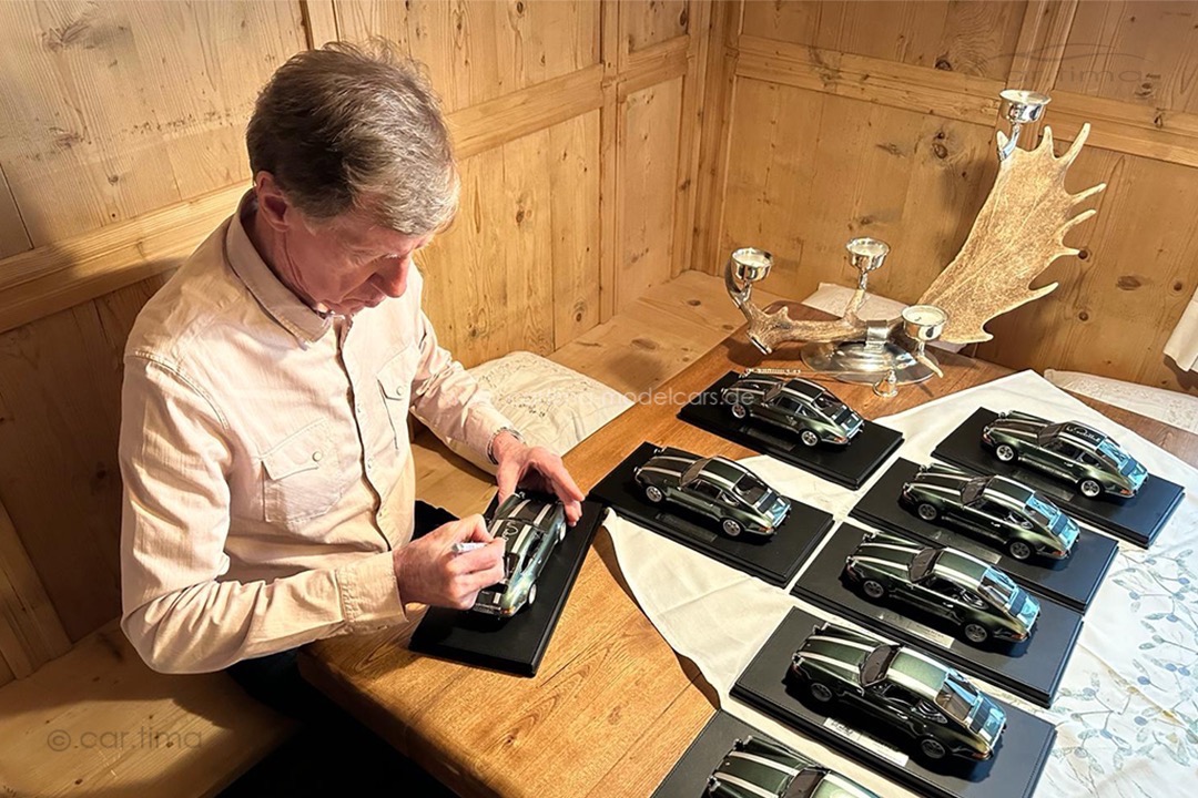 Porsche 911 ST Oakgrün Originalsignatur Walter Röhrl auf Bodenplatte car.tima 1:18