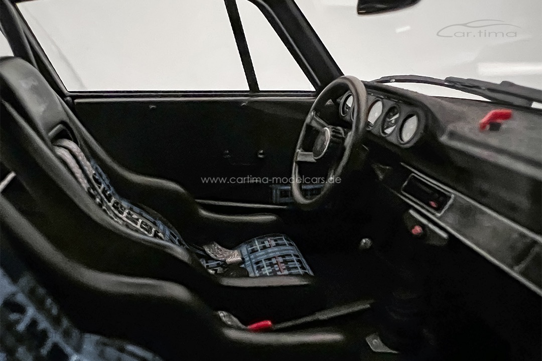 Porsche 911 ST Oakgrün Originalsignatur Walter Röhrl auf Bodenplatte car.tima 1:18