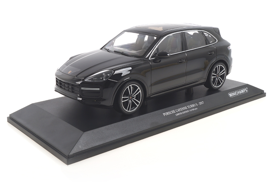 Porsche Cayenne Turbo S 2017 schwarz Minichamps 1:18 155066070 Porsche Cayenne Turbo S 2017 schwarz Minichamps 1:18 155066070
