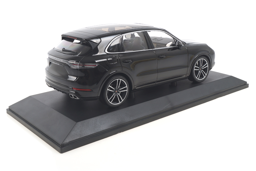 Porsche Cayenne Turbo S 2017 schwarz Minichamps 1:18 155066070 Porsche Cayenne Turbo S 2017 schwarz Minichamps 1:18 155066070